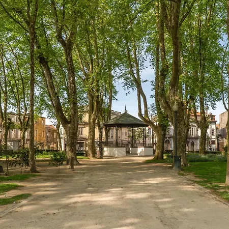 Classic Meets Modern - Downtown Balcony Retreat *
