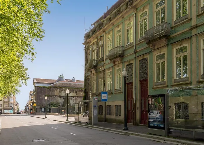 Daire Classic Meets Modern - Downtown Balcony Retreat *