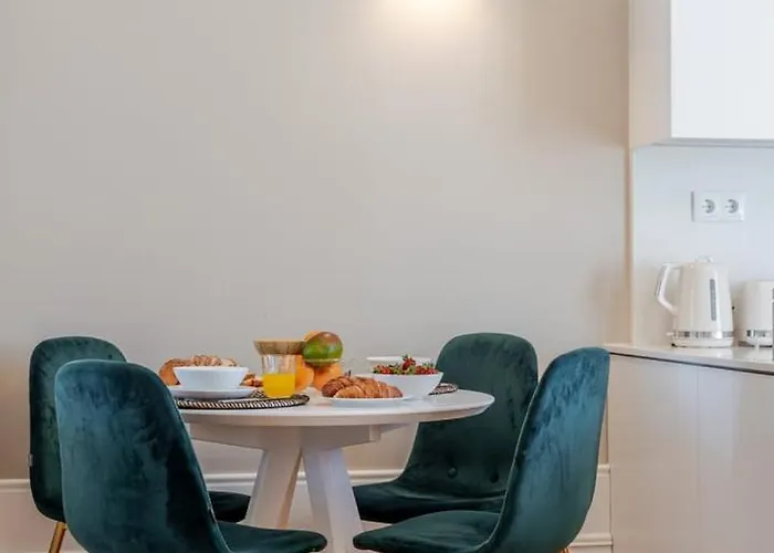 Classic Meets Modern - Downtown Balcony Retreat *