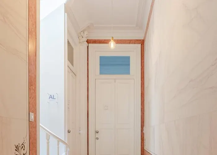 Classic Meets Modern - Downtown Balcony Retreat *