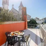 Classic Meets Modern - Downtown Balcony Retreat 公寓