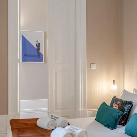 Classic Meets Modern - Downtown Balcony Retreat Apartment