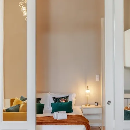 Classic Meets Modern - Downtown Balcony Retreat Apartment *