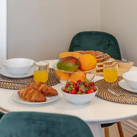 Classic Meets Modern - Downtown Balcony Retreat Oporto