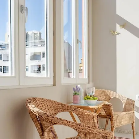 Apartment Classic Meets Modern - Downtown Balcony Retreat