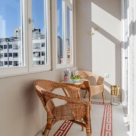 Apartment Classic Meets Modern - Downtown Balcony Retreat *