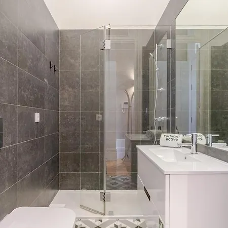 Classic Meets Modern - Downtown Balcony Retreat Oporto