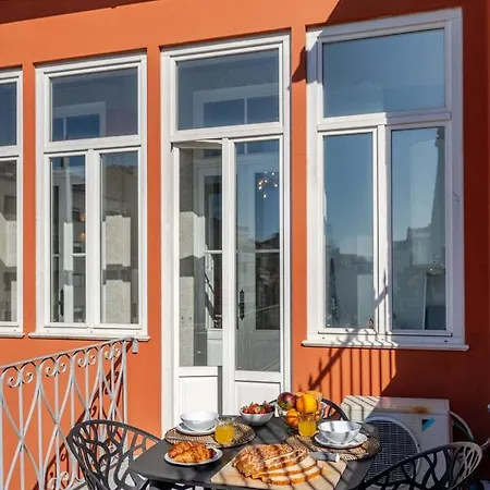 Apartment Classic Meets Modern - Downtown Balcony Retreat