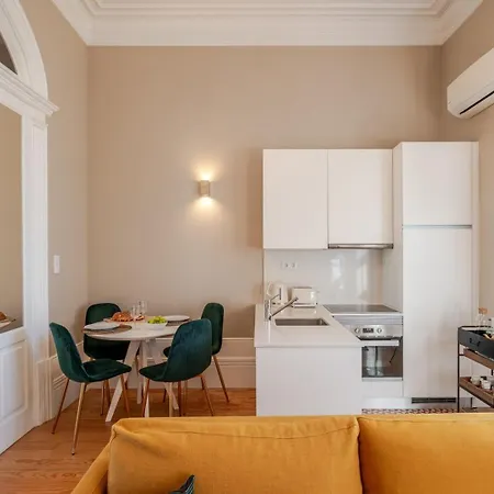Classic Meets Modern - Downtown Balcony Retreat Apartment *