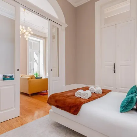 Classic Meets Modern - Downtown Balcony Retreat Apartment *