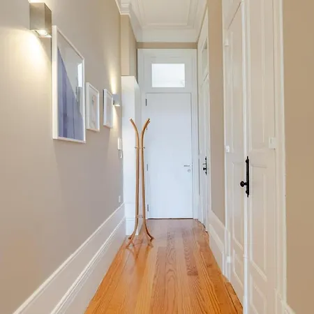 Classic Meets Modern - Downtown Balcony Retreat * Oporto