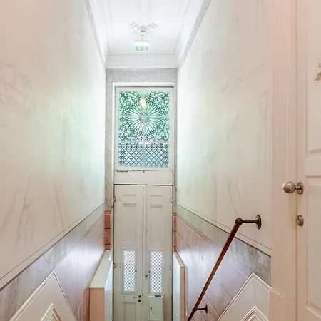 Classic Meets Modern - Downtown Balcony Retreat Oporto