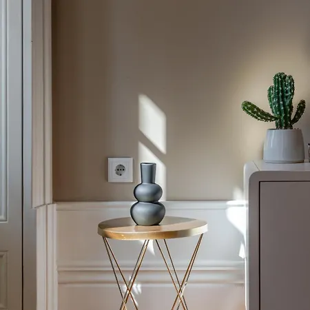 Classic Meets Modern - Downtown Balcony Retreat