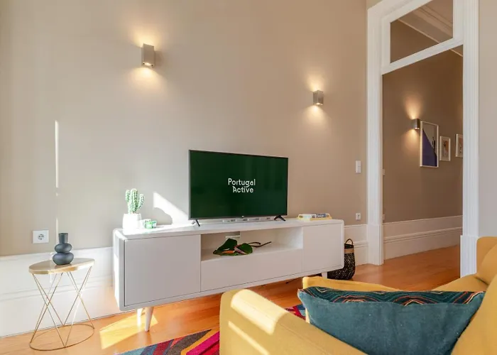 Classic Meets Modern - Downtown Balcony Retreat Apartman