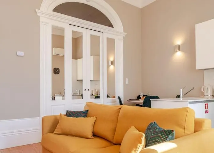 Apartman Classic Meets Modern - Downtown Balcony Retreat *