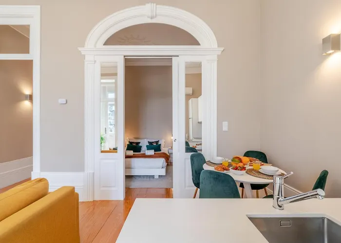 Apartman Classic Meets Modern - Downtown Balcony Retreat