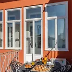 Lejlighed Classic Meets Modern - Downtown Balcony Retreat