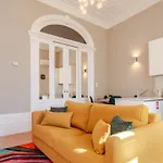 Apartamento Classic Meets Modern - Downtown Balcony Retreat *