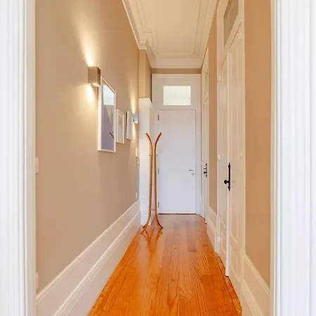 Classic Meets Modern - Downtown Balcony Retreat Porto