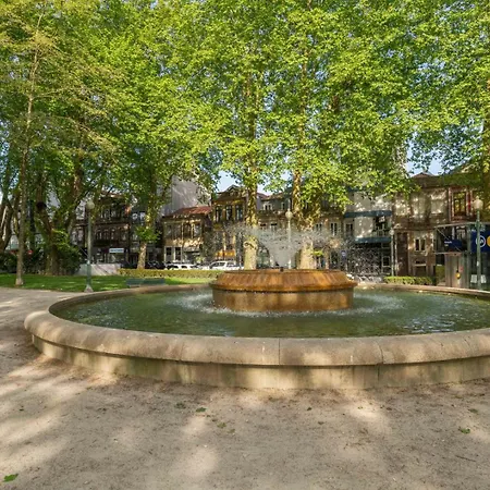 Apartament Classic Meets Modern - Downtown Balcony Retreat