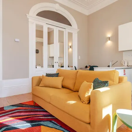 Classic Meets Modern - Downtown Balcony Retreat דירה *