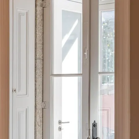 Classic Meets Modern - Downtown Balcony Retreat Oporto