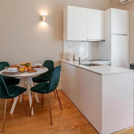 Classic Meets Modern - Downtown Balcony Retreat *