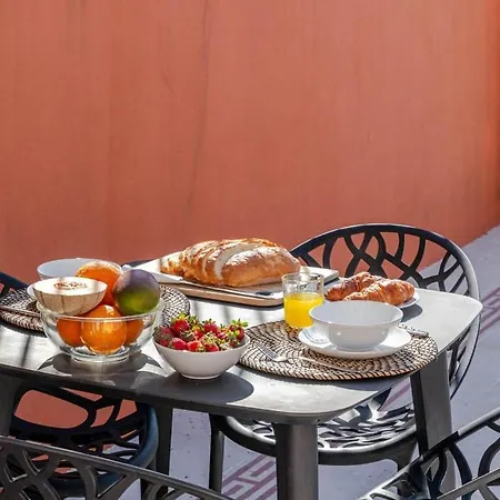 Classic Meets Modern - Downtown Balcony Retreat Lägenhet