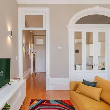 Classic Meets Modern - Downtown Balcony Retreat פורטו