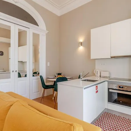 شقة Classic Meets Modern - Downtown Balcony Retreat