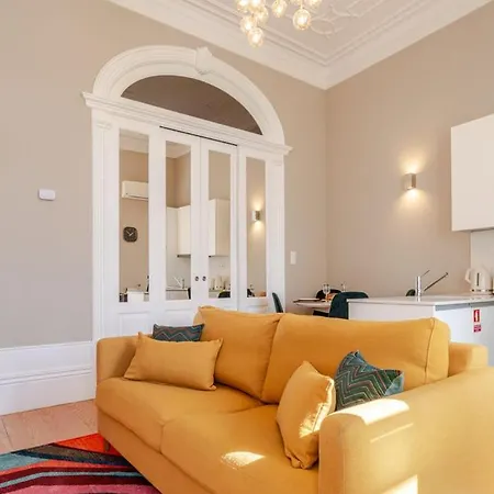 شقة Classic Meets Modern - Downtown Balcony Retreat *