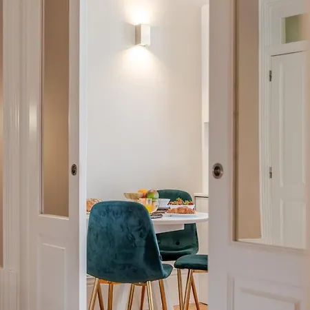 Classic Meets Modern - Downtown Balcony Retreat Lägenhet