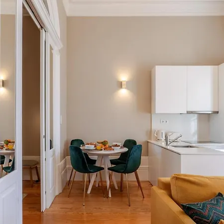 Classic Meets Modern - Downtown Balcony Retreat Lägenhet *