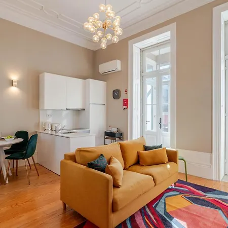 דירה Classic Meets Modern - Downtown Balcony Retreat