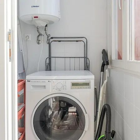 Apartament Classic Meets Modern - Downtown Balcony Retreat