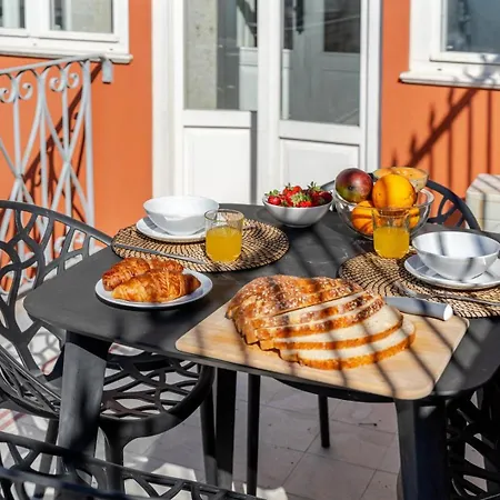 Classic Meets Modern - Downtown Balcony Retreat *