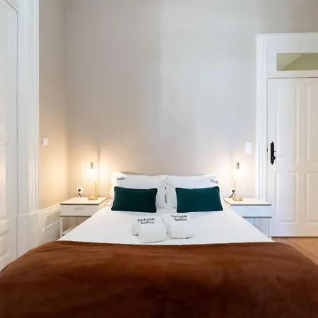 Classic Meets Modern - Downtown Balcony Retreat Apartament *