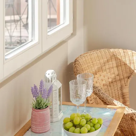 Classic Meets Modern - Downtown Balcony Retreat Lägenhet