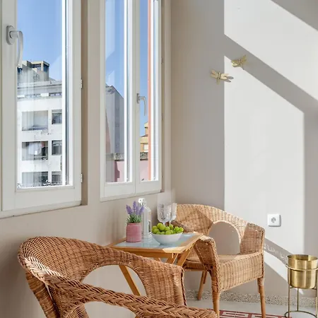 Classic Meets Modern - Downtown Balcony Retreat Lägenhet *