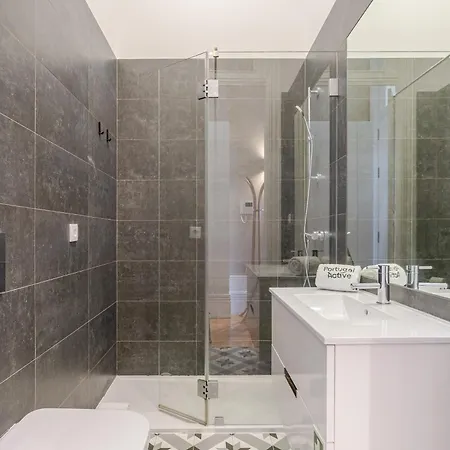 Classic Meets Modern - Downtown Balcony Retreat Oporto