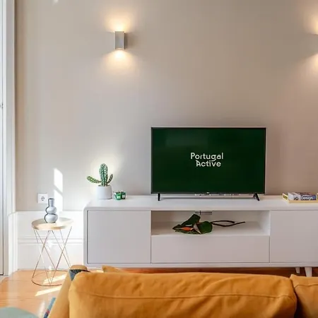 דירה Classic Meets Modern - Downtown Balcony Retreat