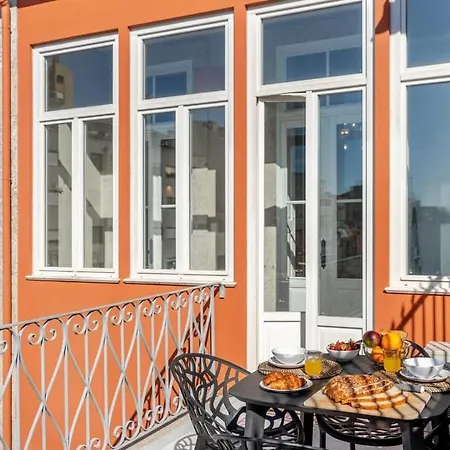 Classic Meets Modern - Downtown Balcony Retreat פורטו