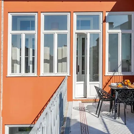 דירה Classic Meets Modern - Downtown Balcony Retreat