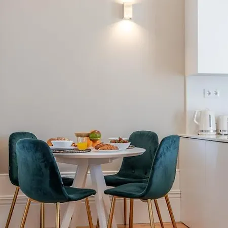 Διαμέρισμα Classic Meets Modern - Downtown Balcony Retreat *