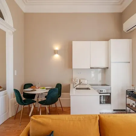 Classic Meets Modern - Downtown Balcony Retreat Διαμέρισμα