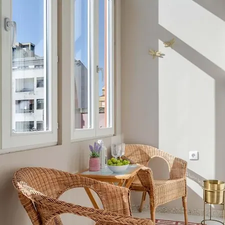 Classic Meets Modern - Downtown Balcony Retreat Διαμέρισμα Πόρτο