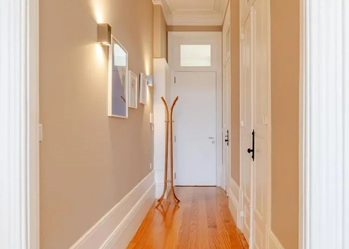 Classic Meets Modern - Downtown Balcony Retreat 포르투