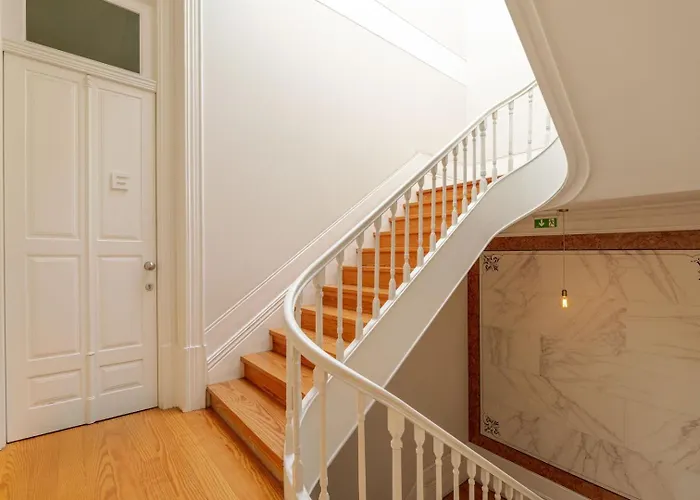 아파트 Classic Meets Modern - Downtown Balcony Retreat 포르투