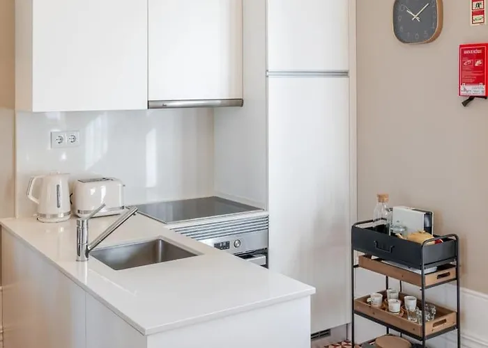 아파트 Classic Meets Modern - Downtown Balcony Retreat *