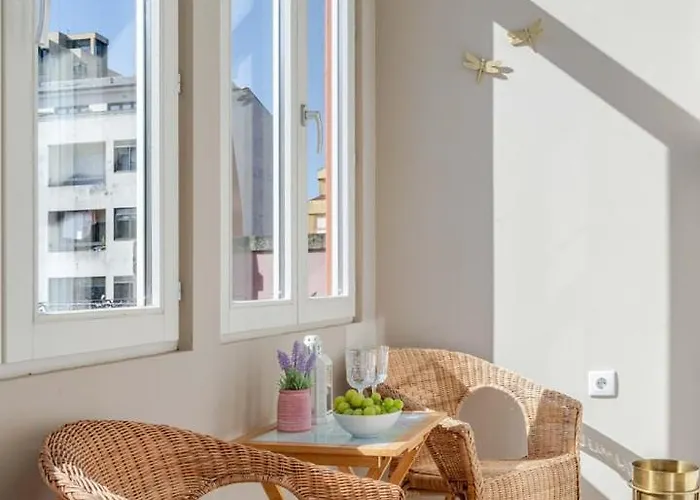 아파트 Classic Meets Modern - Downtown Balcony Retreat